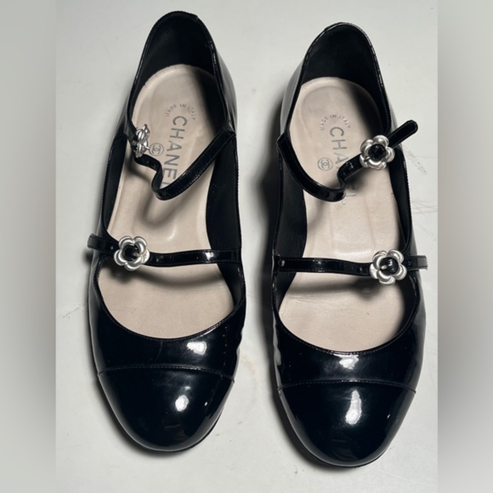 CHANEL Black Patent Leather Flats with Silver Floral Accents